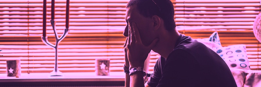 adicción a la pornografía, un chico joven sufriendo